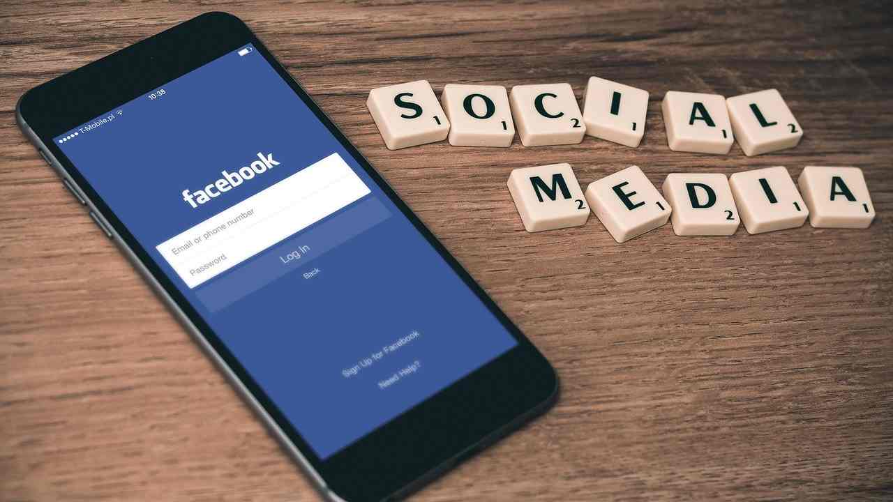 Facebook costretta a chiudere gruppi truffa di fake review